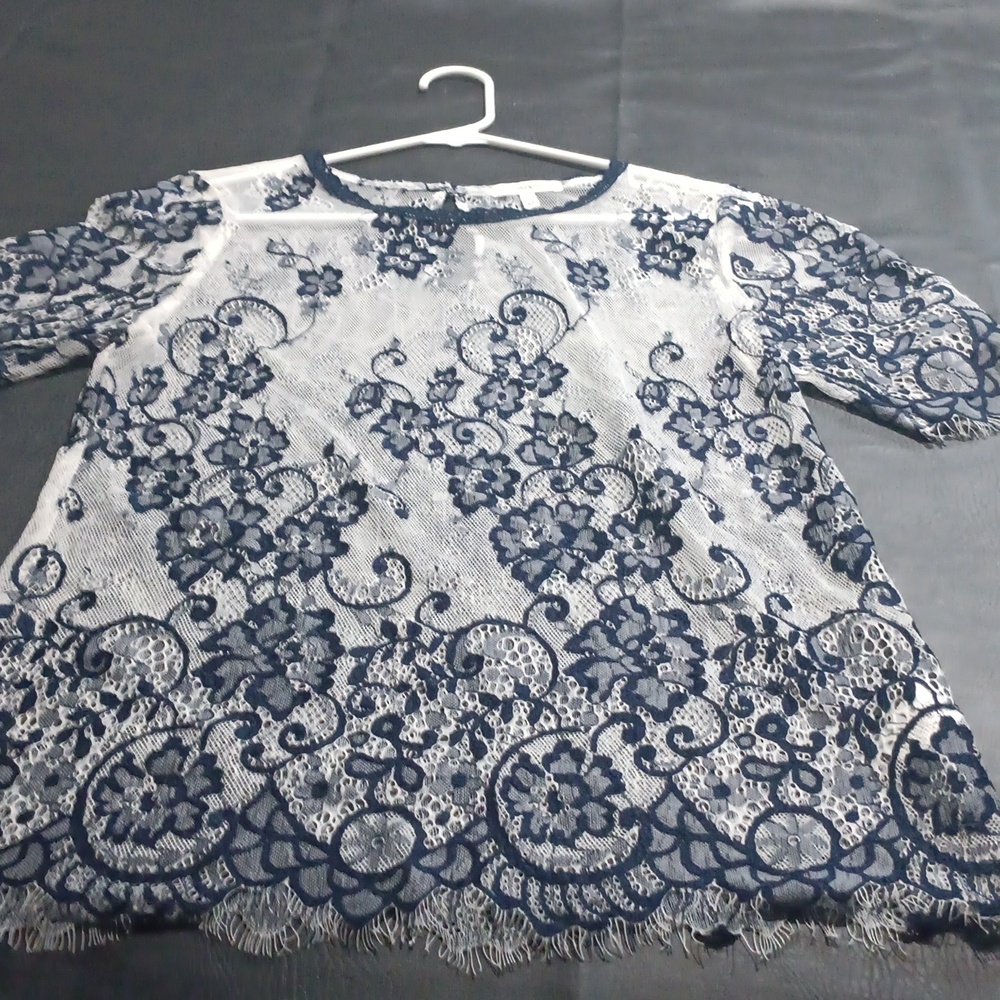 MAUNCES Shearer lace print top